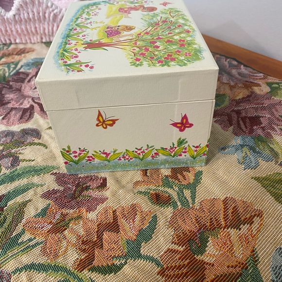 Vintage big eyed girl ballerina Jewelry Box with flowers & butterflies - Picture 5 of 13